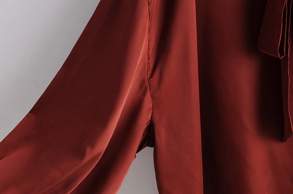 Stílusos női blúz piros nyakkendővel