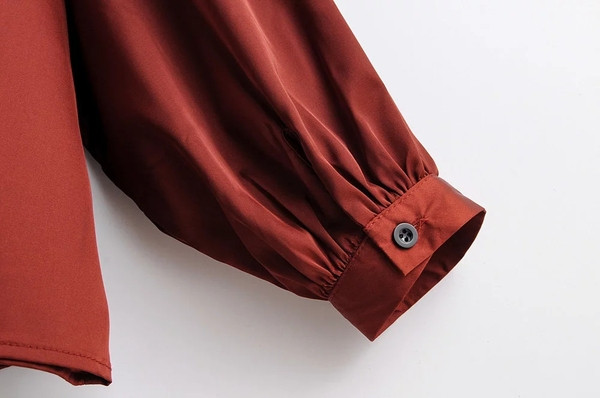 Stílusos női blúz piros nyakkendővel