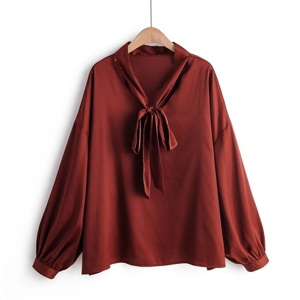 Stílusos női blúz piros nyakkendővel