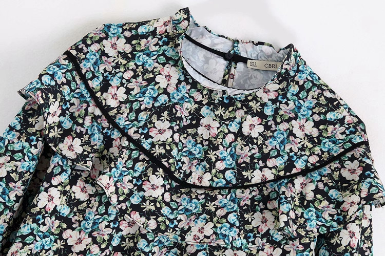 Rövid, alkalmi ruha virágmintával és 7/8-as ujjakkal