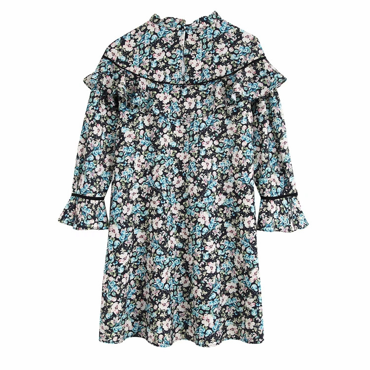 Rövid, alkalmi ruha virágmintával és 7/8-as ujjakkal