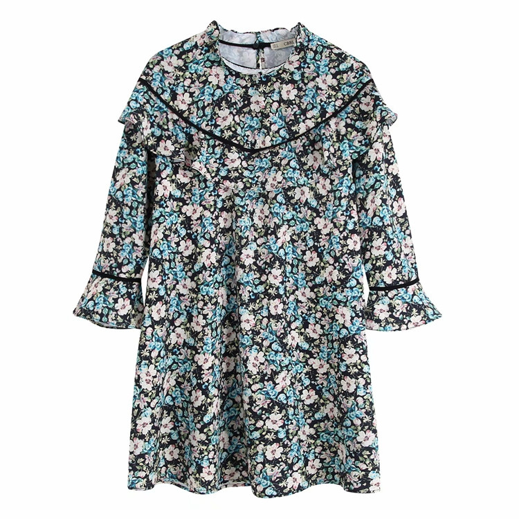 Rövid, alkalmi ruha virágmintával és 7/8-as ujjakkal