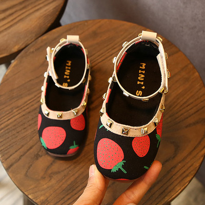 Модерни детски обувки в три цвята с различни апликации