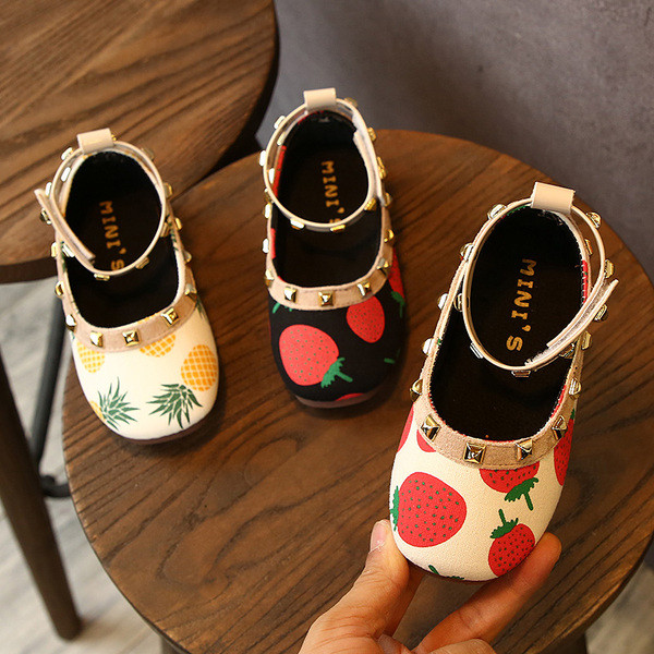 Pantofi moderni pentru copii in trei culori cu aplicatii diferite