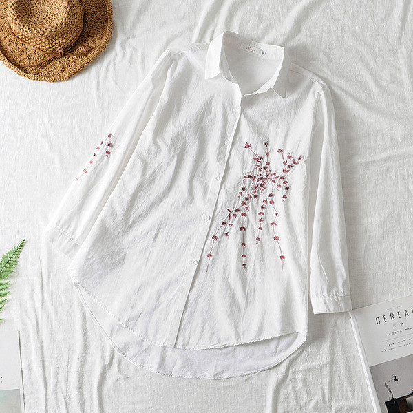 Μοντέρνο γυναικείο πουκάμισο με μακρύ μανίκι σε λευκό και μαύρο χρώμα