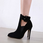 Stílusos női magassarkú cipő - hegyes modell fekete színben
