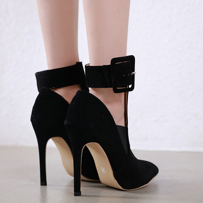 Stílusos női magassarkú cipő - hegyes modell fekete színben