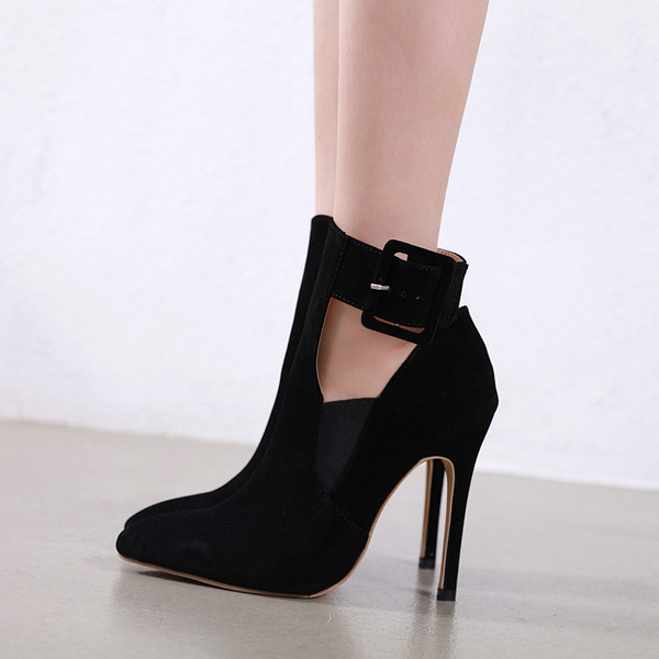 Stílusos női magassarkú cipő - hegyes modell fekete színben