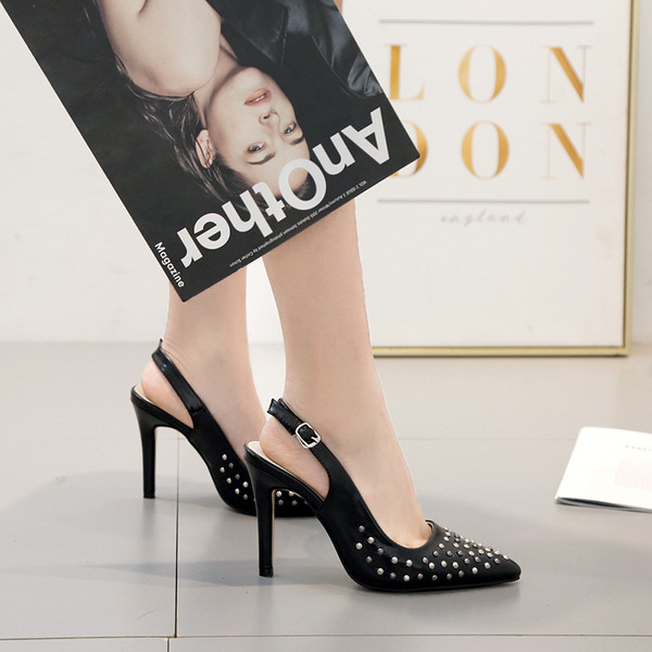 Κομψά γυναικεία παπούτσια από οικολογικό δέρμα με μεταλλικά στοιχεία σε μαύρο χρώμα