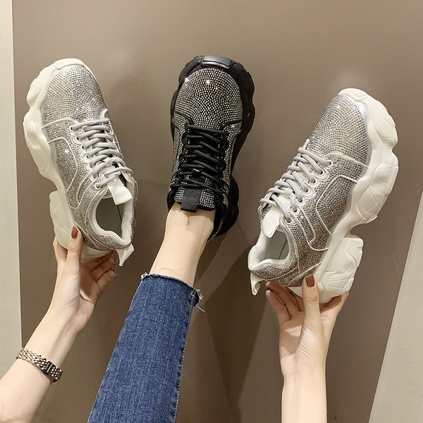 Μοντέρνα γυναικεία αθλητικά παπούτσια με πέτρες σε μαύρο και άσπρο χρώμα