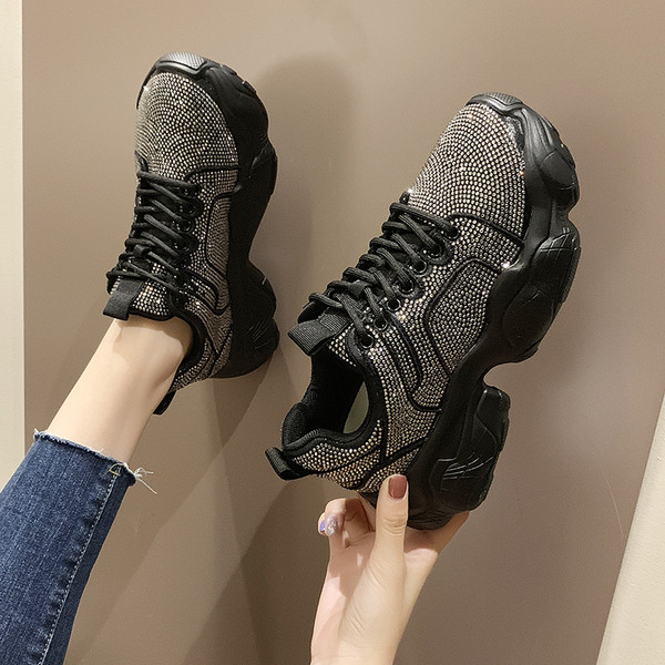 Μοντέρνα γυναικεία αθλητικά παπούτσια με πέτρες σε μαύρο και άσπρο χρώμα