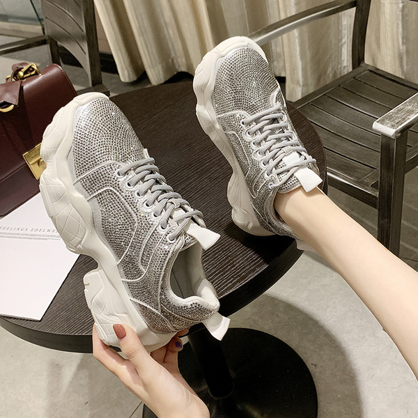 Μοντέρνα γυναικεία αθλητικά παπούτσια με πέτρες σε μαύρο και άσπρο χρώμα