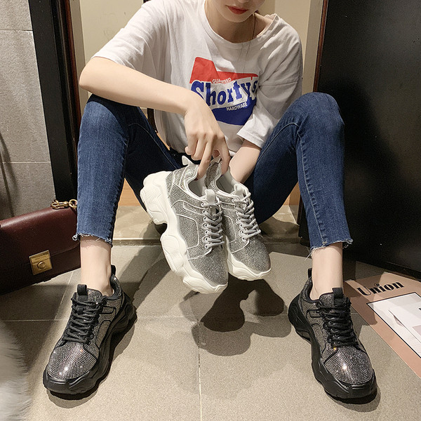 Μοντέρνα γυναικεία αθλητικά παπούτσια με πέτρες σε μαύρο και άσπρο χρώμα