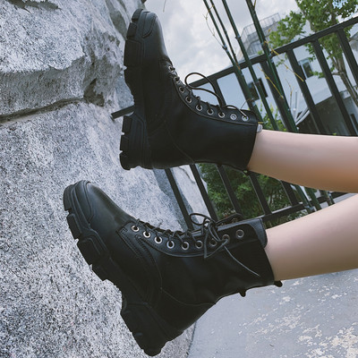 Καθημερινές γυναικείες  μπότες  με χοντρή σόλα και  δεσμούς σε μαύρο χρώμα
