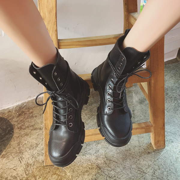 Καθημερινές γυναικείες  μπότες  με χοντρή σόλα και  δεσμούς σε μαύρο χρώμα