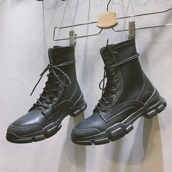 Καθημερινές γυναικείες  μπότες  με χοντρή σόλα και  δεσμούς σε μαύρο χρώμα