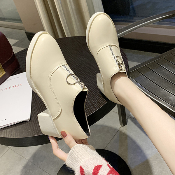 Καθημερινά γυναικεία παπούτσια με φερμουάρ και παχ`υ τακούνι σε μαύρο και άσπρο χρώμα