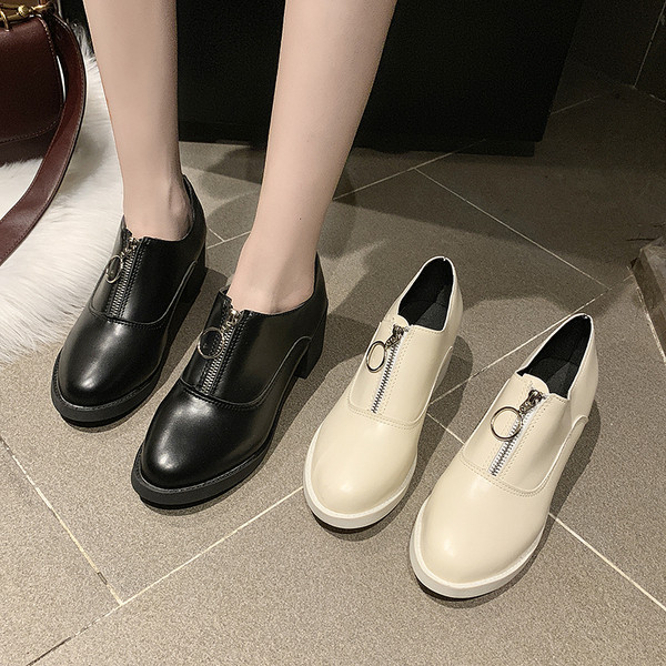 Καθημερινά γυναικεία παπούτσια με φερμουάρ και παχ`υ τακούνι σε μαύρο και άσπρο χρώμα
