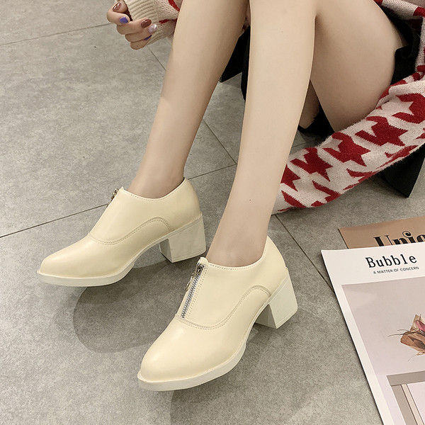 Καθημερινά γυναικεία παπούτσια με φερμουάρ και παχ`υ τακούνι σε μαύρο και άσπρο χρώμα