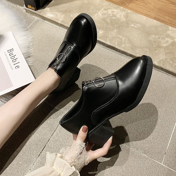 Καθημερινά γυναικεία παπούτσια με φερμουάρ και παχ`υ τακούνι σε μαύρο και άσπρο χρώμα