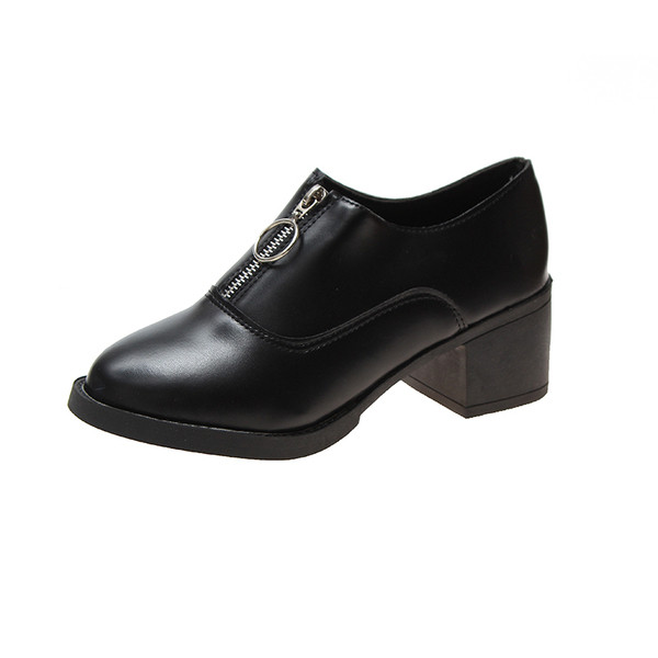 Καθημερινά γυναικεία παπούτσια με φερμουάρ και παχ`υ τακούνι σε μαύρο και άσπρο χρώμα