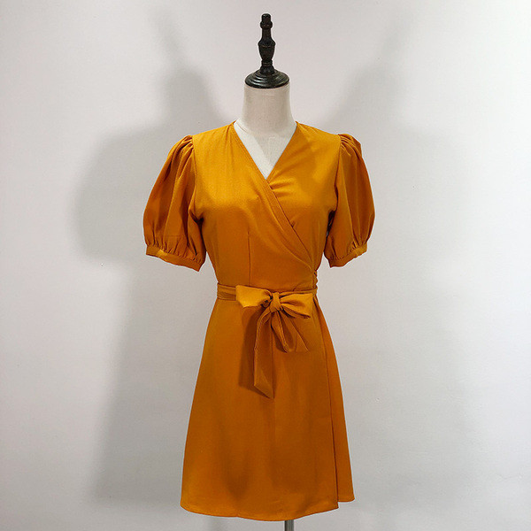 Γυναικείο φόρεμα με ζώνη και κοντό μανίκι σε κίτρινο χρώμα