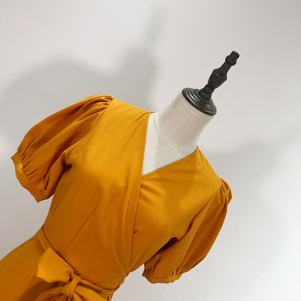 Γυναικείο φόρεμα με ζώνη και κοντό μανίκι σε κίτρινο χρώμα