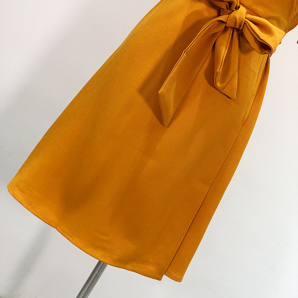 Γυναικείο φόρεμα με ζώνη και κοντό μανίκι σε κίτρινο χρώμα