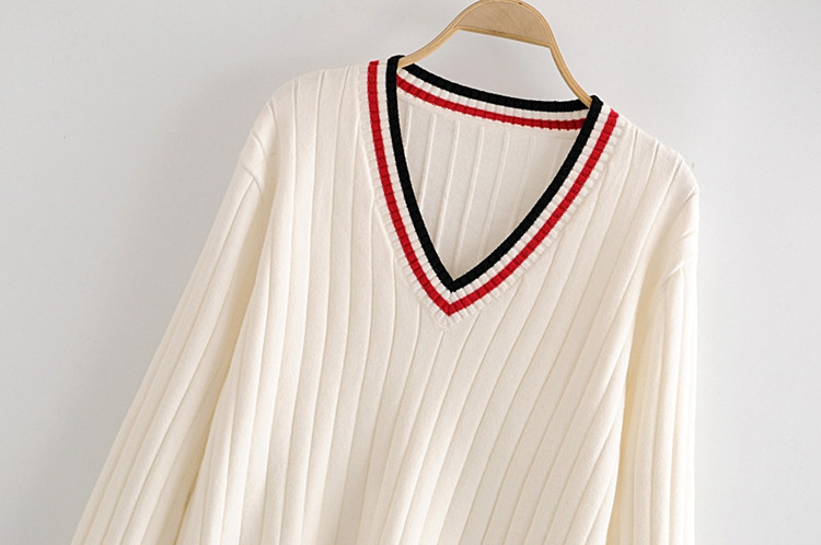 Γυναικείο σύντομο πλεκτό  πουλόβερ με άσπρο χρώμα με  λαιμόκοψη