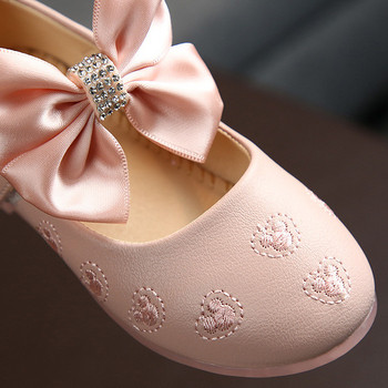 Модерни детски обувки в бял и розов цвят с панделка 