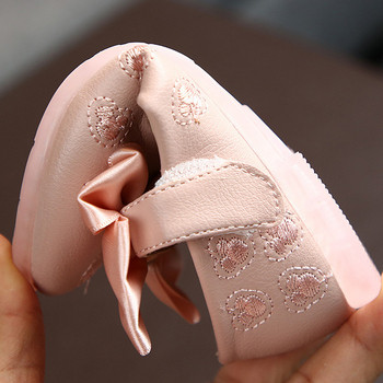 Μοντέρνα παιδικά παπούτσια σε λευκό και ροζ με κορδέλα