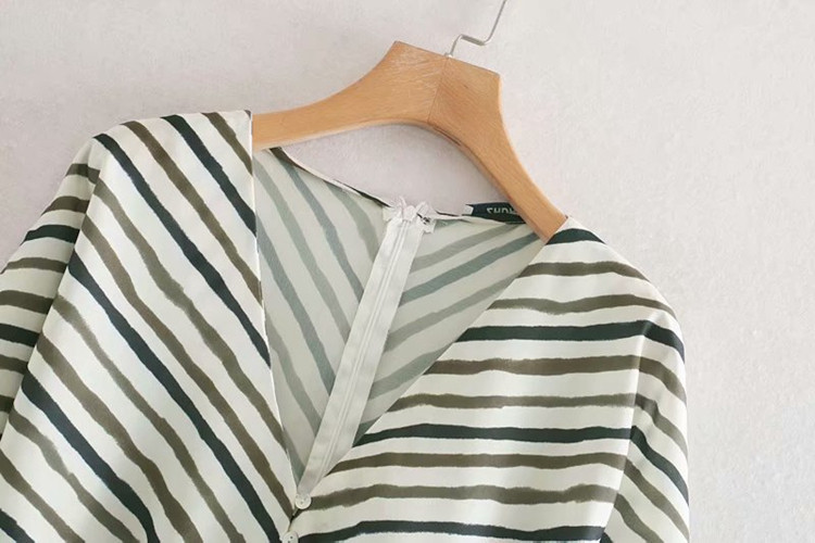 Μακρύ καθημερινό γυναικείο  φόρεμα με λαιμόκοψη στο μαύρο και άσπρο χρώμα