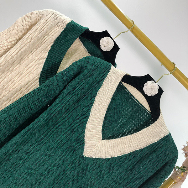 Νέο μοντέλο καθημερινό  γυναικείο πουλόβερ με λαιμόκοψη σε δύο χρώματα