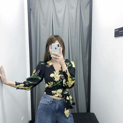 Σύντομη κομψή μπλούζα με δεσμούς σε floral σχέδιο