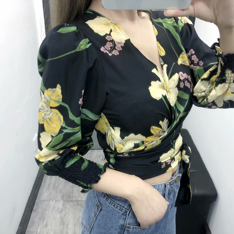 Σύντομη κομψή μπλούζα με δεσμούς σε floral σχέδιο