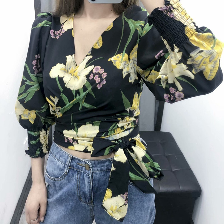 Σύντομη κομψή μπλούζα με δεσμούς σε floral σχέδιο