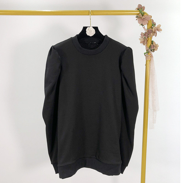 Μακρύ φούτερ με ωοειδές ντεκολτέ και μακρύ μανίκι σε μαύρο χρώμα