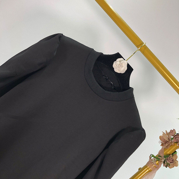 Μακρύ φούτερ με ωοειδές ντεκολτέ και μακρύ μανίκι σε μαύρο χρώμα