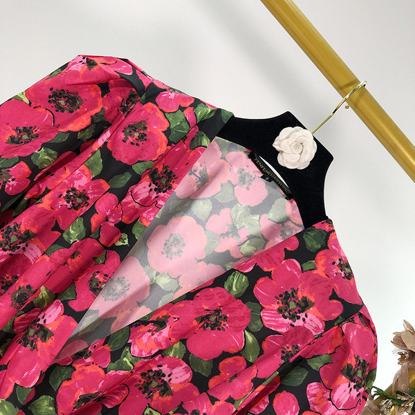 Μοντέρνα γυναικεία  μπλούζα με βαθύ λαιμό και floral σχέδιο