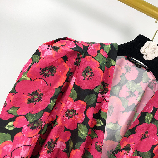 Μοντέρνα γυναικεία  μπλούζα με βαθύ λαιμό και floral σχέδιο