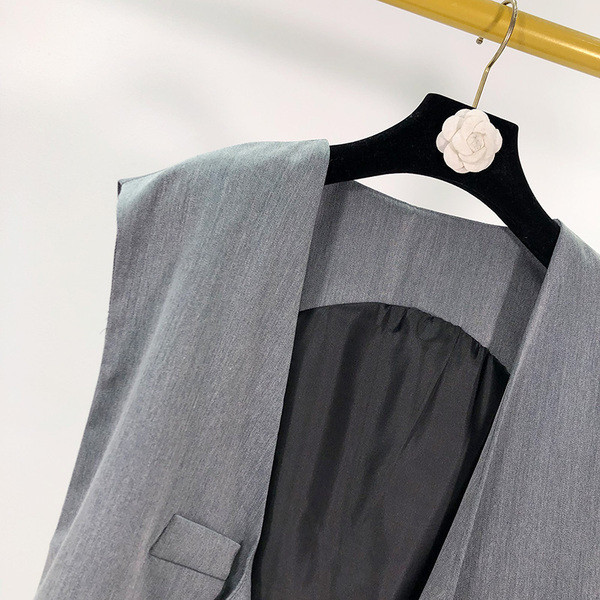 Γυναικείο κομψό  γιλέκο με τσέπες σε γκι χρώμα