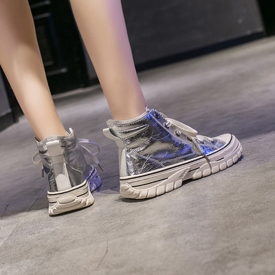 Μοντέρνα γυναικεία παπούτσια με γυαλιστερό αποτέλεσμα σε δύο χρώματα