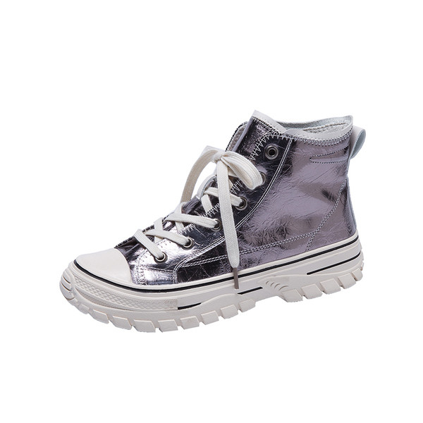 Μοντέρνα γυναικεία παπούτσια με γυαλιστερό αποτέλεσμα σε δύο χρώματα