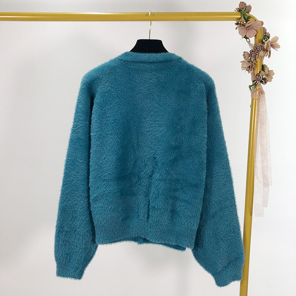 Rövid női mellény gombokkal és spitz nyakkivágással, két színben