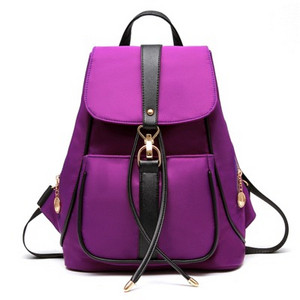 Modern női hátizsák fekete, kék és lila színekben