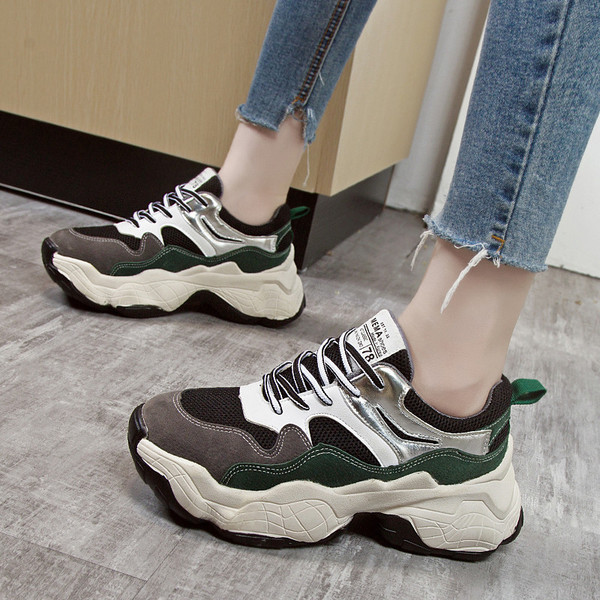 Γυναικεία αθλητικά παπούτσια με κορδόνια σε δύο χρώματα