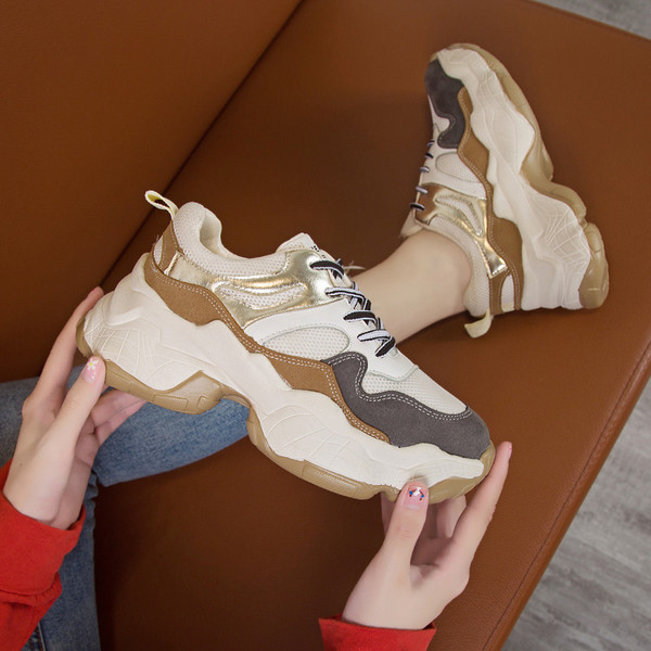 Γυναικεία αθλητικά παπούτσια με κορδόνια σε δύο χρώματα