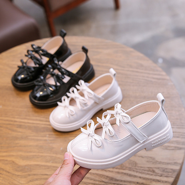 Μοντέρνα παιδικά παούτσια  για κορίτσια - σε μαύρο και άσπρο χρώμα