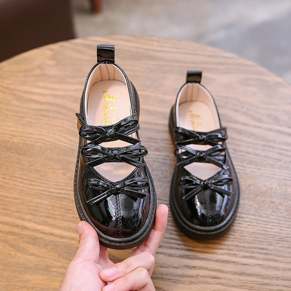 Модерни детски обувки за момичета-в черен и бял цвят