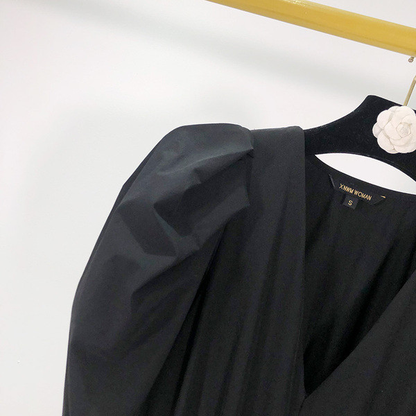 Μαύρο γυναικείο φόρεμα γ με ελαστική μέση και λαιμόκοψη